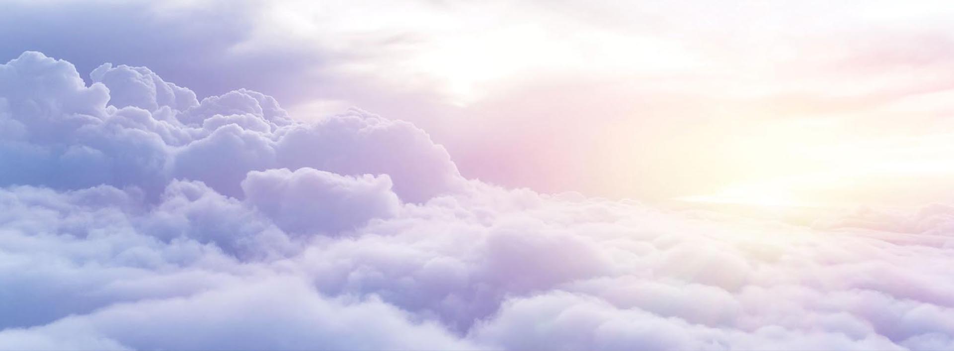 Vista aérea sobre las nubes al amanecer