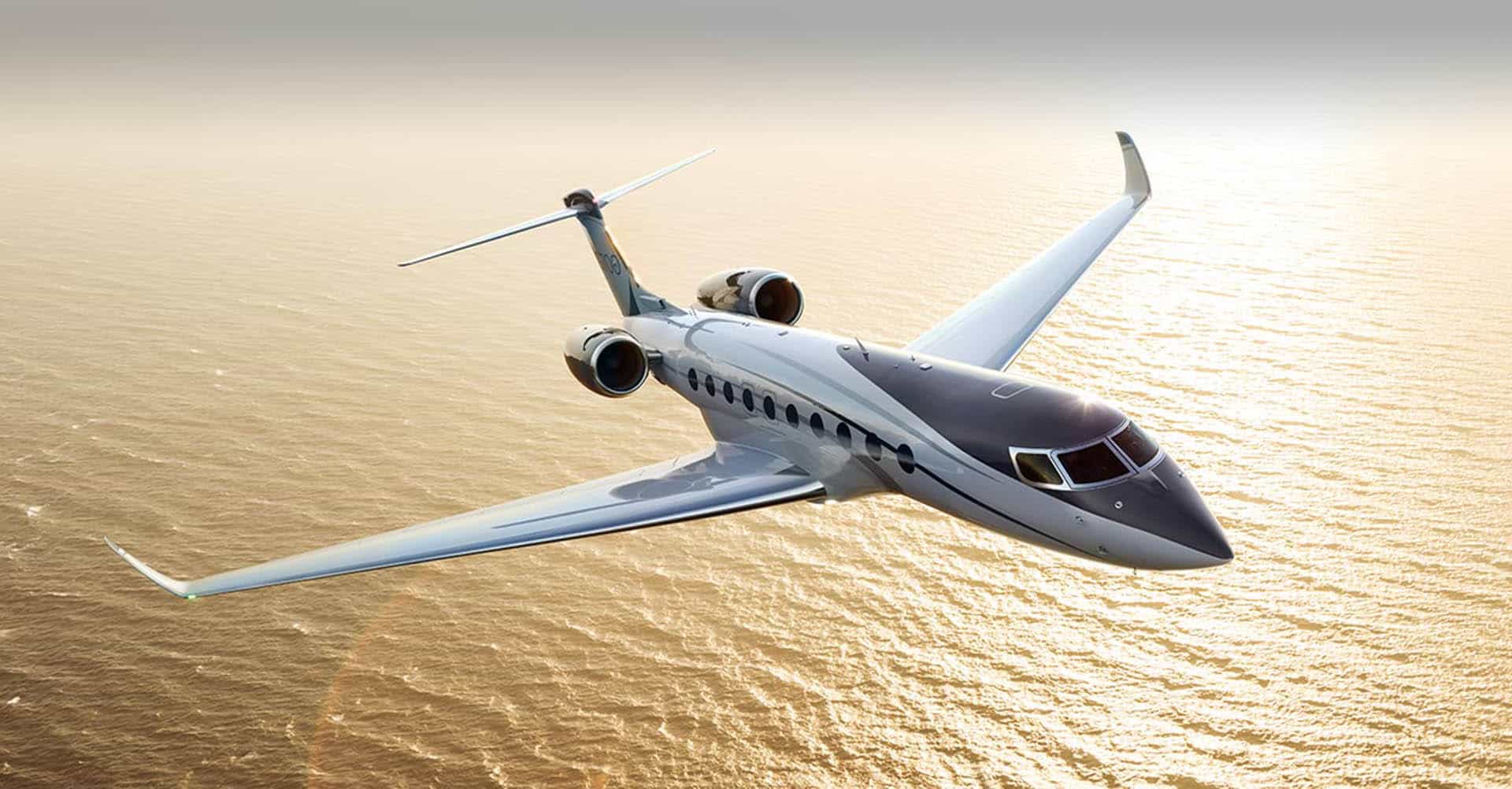 Gulfstream G700 en vuelo sobre el océano al atardecer — Himmel Servicios Aéreos