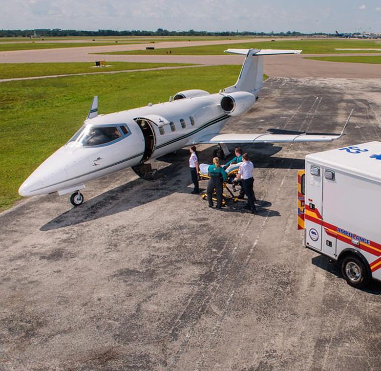 Vista aérea de jet sanitario junto a ambulancia